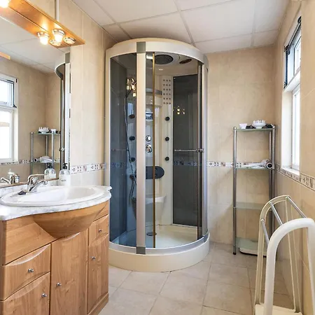 Awesome In With Kitchen Holiday home *